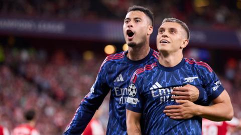 Gabriel Martinelli and Leandro Trossard celebrate