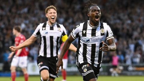 St Mirren players celebrating