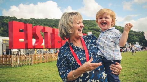 Falyri Jenkins, enillydd medal TH Parry-Williams yn dathlu gyda'i hŵyr Tal, oedd hefyd ar y llwyfan gyda hi yn ystod y seremoni brynhawn Llun // Falyri Jenkins celebrates with her grandson Tal after winning the TH Parry-Williams medal, presented annually to an individual who has contributed widely within their local community with a particular emphasis on working with young people.