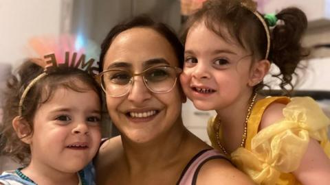 Twins Emma and Yuli Cunio