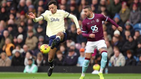 Dwight McNeil of Everton controls the ball whilst under pressure from Kyle Walker of Burnley 