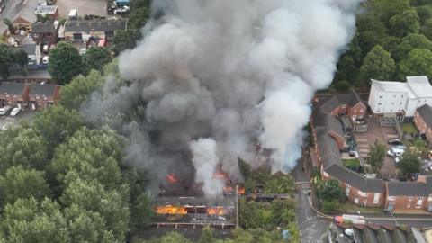 Building on fire on Moat Street