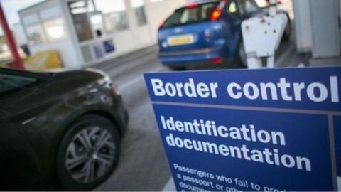 Arwydd 'diogelu ffiniau Prydain'