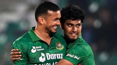 Bangladesh celebrate taking an Ireland wicket