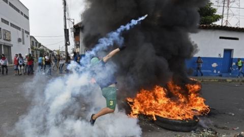 Venezuelan protester clashes with troops near the border with Colombia. Photo: 23 February 2019