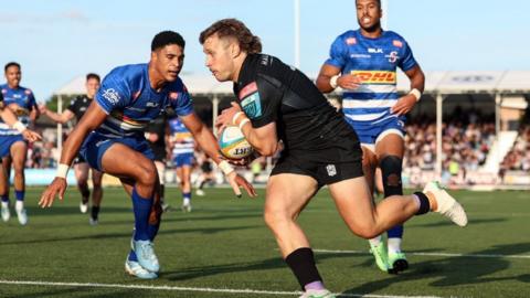 Glasgow Warriors' Kyle Rowe scores