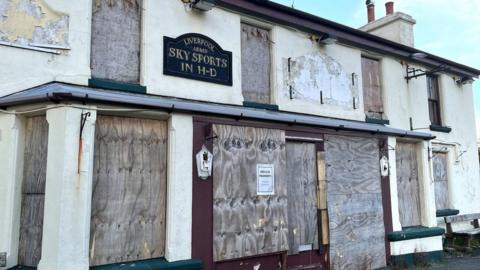 Liverpool Arms boarded up