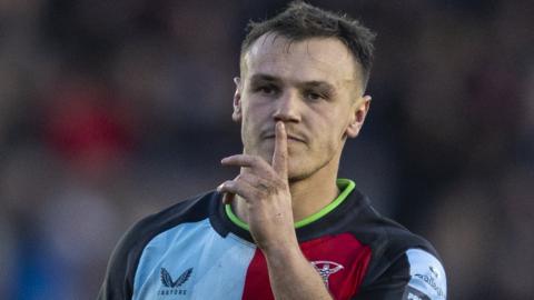 Jarrod Evans calls for silence while playing for Harlequins