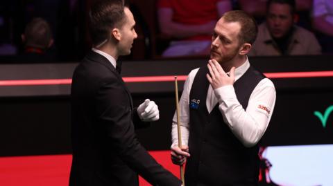 Mark Allen and referee Marcel Eckardt