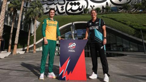 Laura Wolvaardt, Captain of South Africa and Sophie Devine, Captain of New Zealand