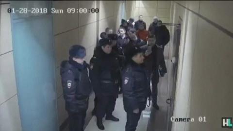 The moment Alexei Navalny's offices are raided
