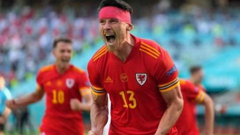 Kieffer Moore yn codi calon y Cymru wedi 73 munud