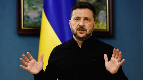  Ukraine's President Volodymyr Zelenskiy speaks during a press briefing following phone calls with U.S. President Donald Trump, amid Russia’s attack on Ukraine, in Kyiv, Ukraine,