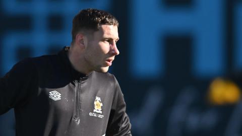 Marko Marosi warms up for Cambridge United