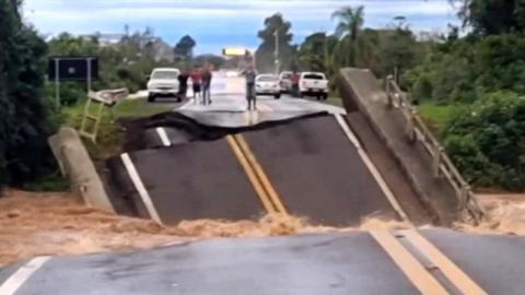 Bridge collapsing in Brazil flood