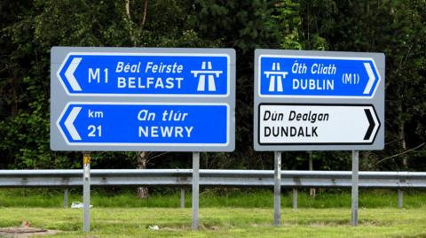 Signs to the M1 motorway