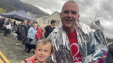 Dilwyn Rowlands a'i fab Jac ar ôl gorffen Marathon Eryri