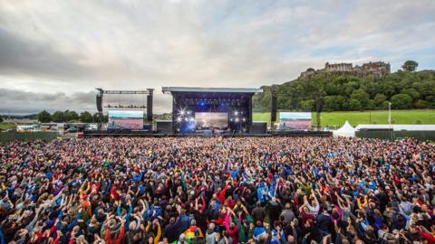 Runrig crowd with Stirling Castle in the background