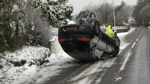 car ar yr A487 yn Rhiw Penglais ger Aberystwyth