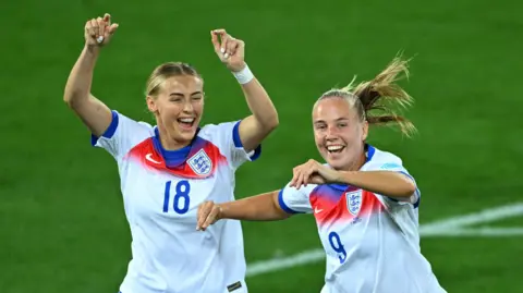 Beth Mead and Chloe Kelly