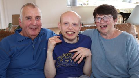 Llun o'r teulu - Mark Buby (chwith), John (canol) a Laura