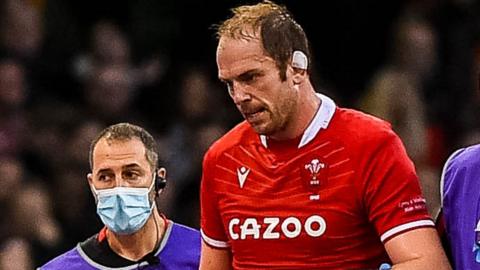 Alun Wyn Jones leaves the field against New Zealand