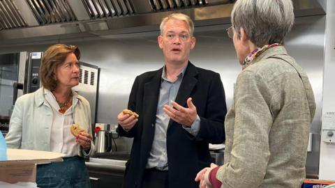 Eluned Morgan a Richard Tunniclife 