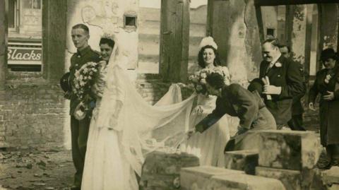 Priodas yng Nghapel Jewin wedi i'r capel gael ei fomio yn 1940