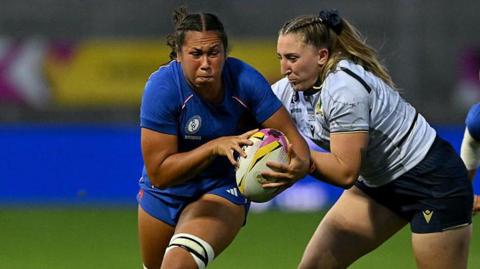 France's Teani Feleu is tackled by Italy's flanker Francesca Sgorbini