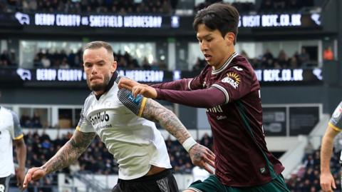 Eom Ji-Sung [dde], Abertawe, yn erbyn Joe Ward, Derby County