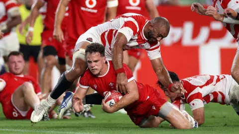 Kieran Hardy scores a try