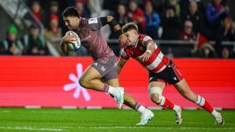 Dan Kelly runs away from the Gloucester defence to score a try for Munster