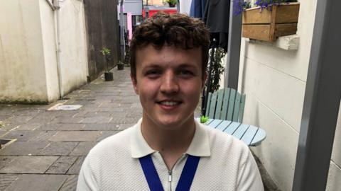 Dylan, 16 oed o Dreharris. Maer Ieuenctid Merthyr