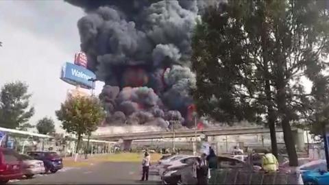 Cloud of black smoke covers road in Toluca, Mexico on 17 December 2018.