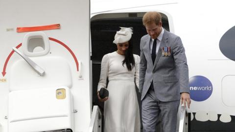 Duchess and Duke of Sussex leaving their plane in Fiji