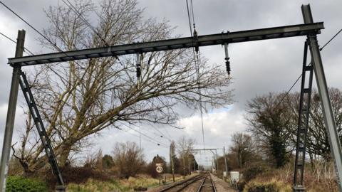 Broken power cable over train line in Essex