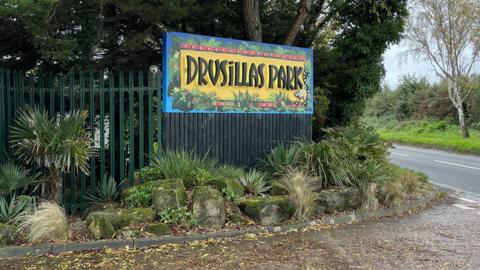 A yellow sign which says "DRUSILLAS PARK".
