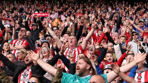 Sunderland fans singing