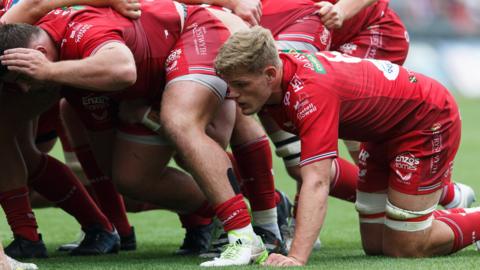 Taine Plumtree packs down for Scarlets