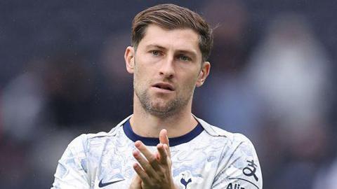 Ben Davies applauds in Spurs training kit 