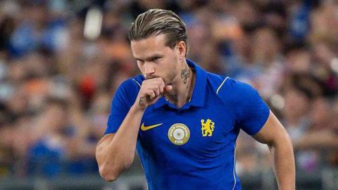 Mykhailo Mudryk kisses his hand as he comes on the pitch for Chelsea