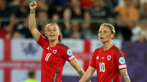 Hannah Cain a Jess Fishlock