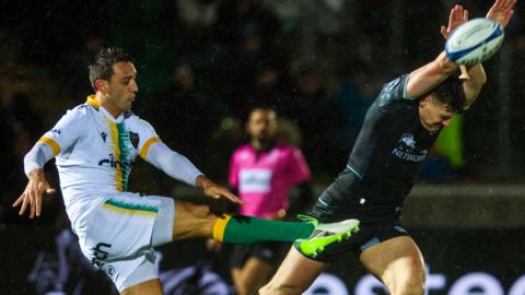 Warriors' Tom Jordan blocks the kick