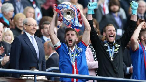 Graeme Shinnie a' togail Chupa na h-Alba