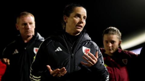 Rhian Wilkinson speaks to her players after the Poland loss