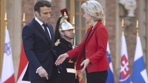 French President Emmanuel Macron (L) welcomes President of the European Commission Ursula von der Leyen at Versailles