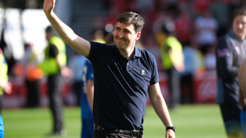 Andoni Iraola waves