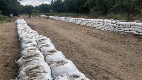 Mambundungu New village flood defences (c) 鶹Լ 3 .jpg.jpg