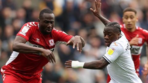 Sol Bamba a Michael Obafemi