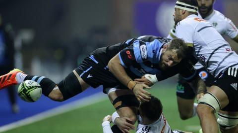 Josh Turnbull yn cael ei daclo